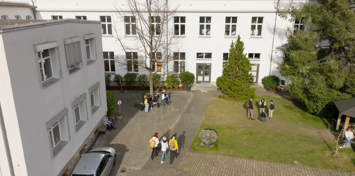 Schulhof Drohne 110625